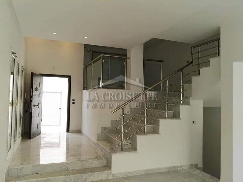 Villa S+3 avec piscine à La Soukra